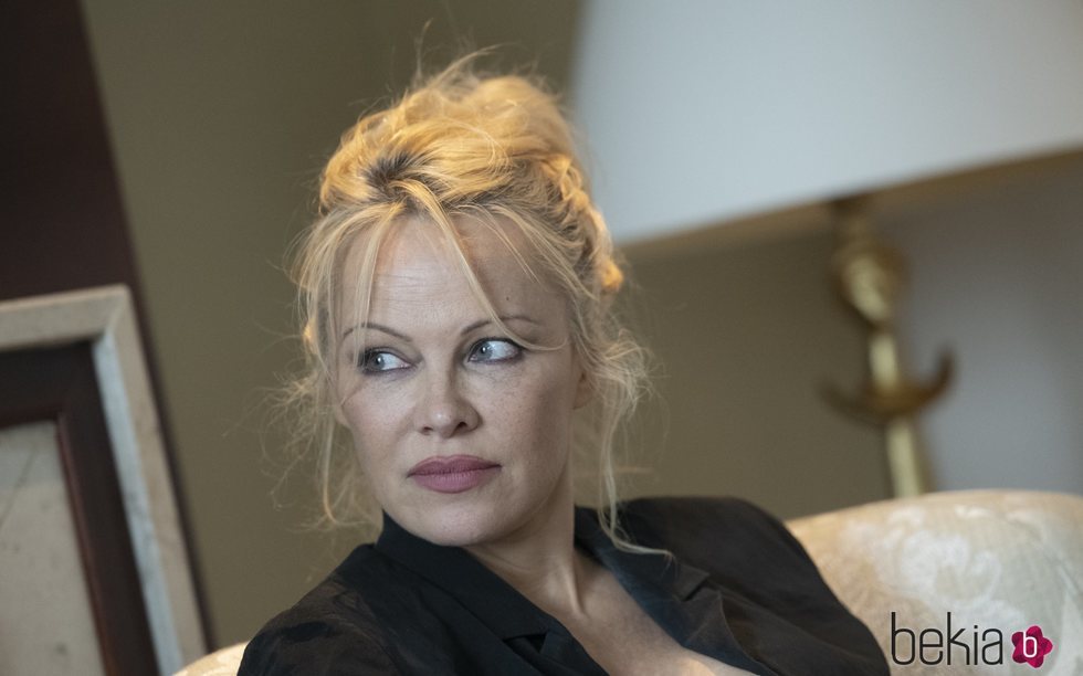 Pamela Anderson con un look desenfadado y natural