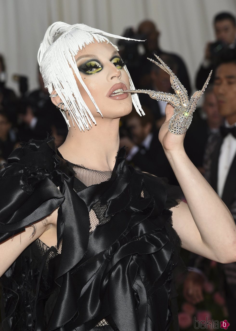 Aquaria, la Drag Queen, con maquillaje de cat eye colorido y pelo efecto mojado en la MET Gala 2019