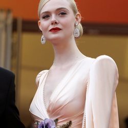 Elle Fanning con beauty look elegante en el Festival de Cine de Cannes 2019