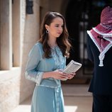 La Princesa Salma de Jordania con un vestido de gasa en tonos azules en el día de la Independencia de su país
