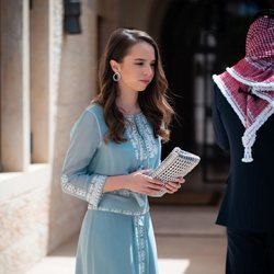 La Princesa Salma de Jordania con un vestido de gasa en tonos azules en el día de la Independencia de su país