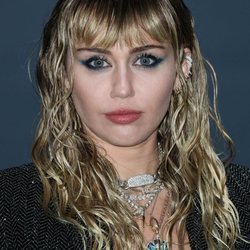 Miley Cyrus con eye-liner azul en el fashion show de Yves Saint Laurent en Malibú