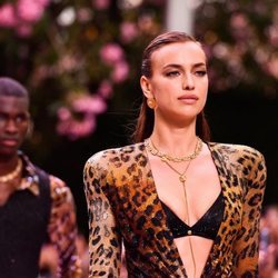 Irina Shayk desfila para Versace en la Milán Fashion Week 2019