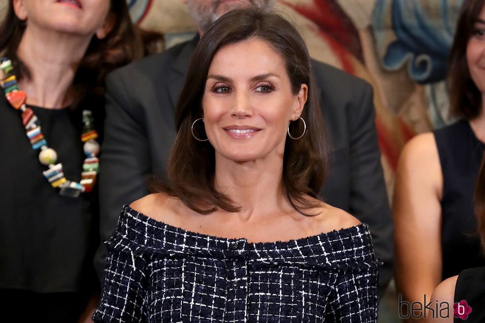 La Reina Letizia deslumbra con un elegante vestido de Zara y un beauty look en clave natural