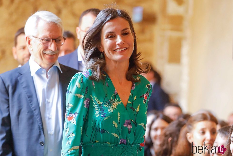 La Reina Letizia se rinde al efecto 'no make up' y el 'strobing' de visita en su ciudad natal, Oviedo