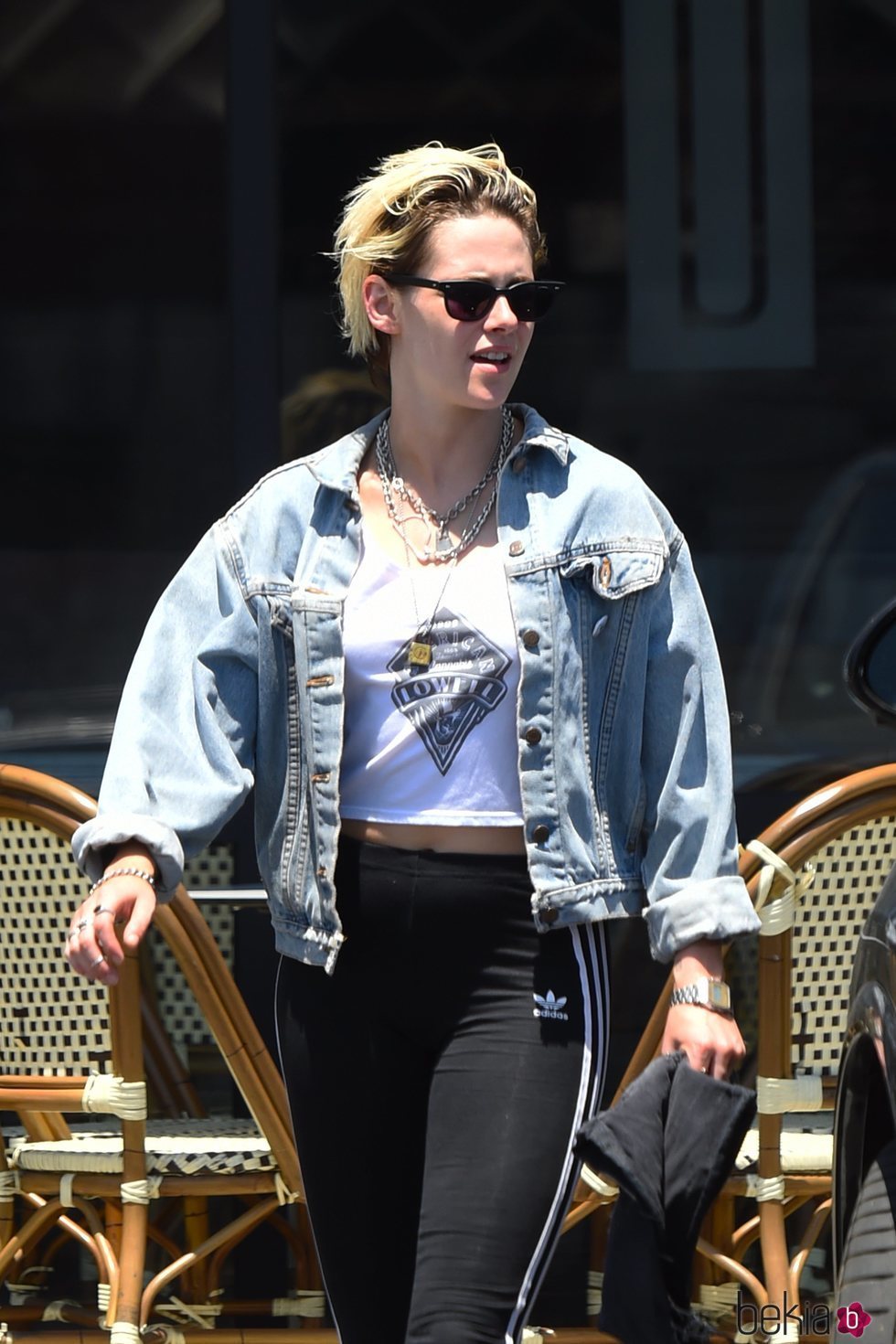 Kristen Stewart luce un desafortunado beauty look paseando por las calles de LA
