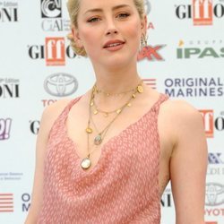 Amber Heard en el Festival de Cine de Giffoni con un beauty look a juego con su vestido