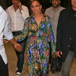 Jennifer Lopez aterriza en Tel Aviv con un beauty look con excesos, lista para un concierto multitudinario