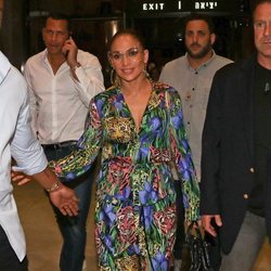 Jennifer Lopez aterriza en Tel Aviv con un beauty look con excesos, lista para un concierto multitudinario