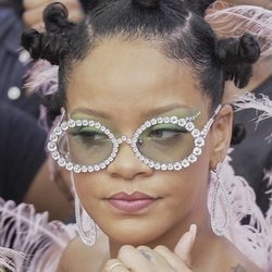 Rihanna acude al carnaval de Barbados con un maquillaje en clave natural y ojos dibujados con un ahumado en verde esmeralda