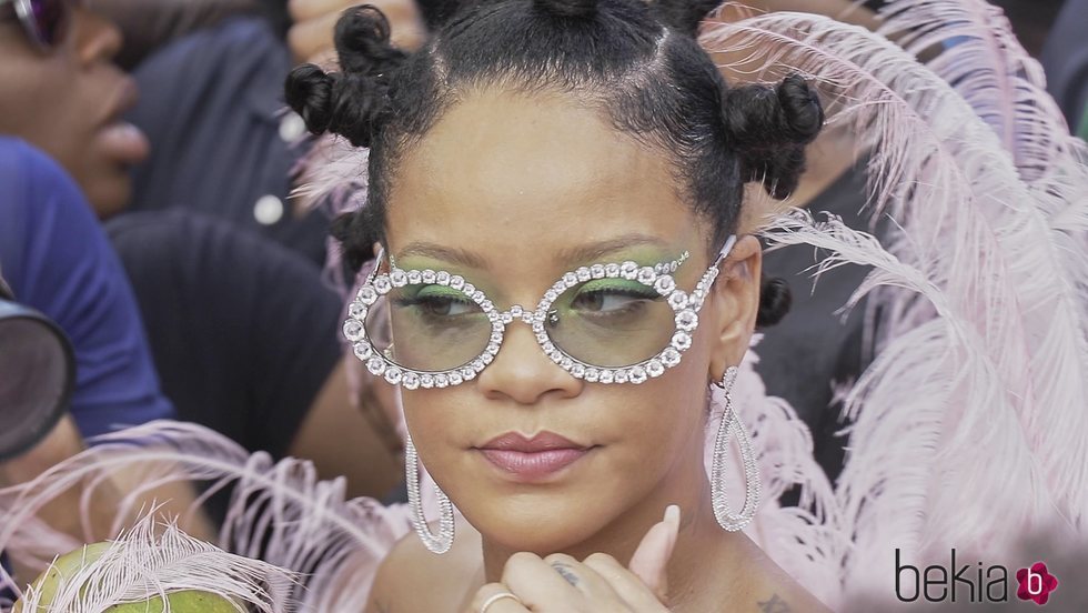 Rihanna acude al carnaval de Barbados con un maquillaje en clave natural y ojos dibujados con un ahumado en verde esmeralda