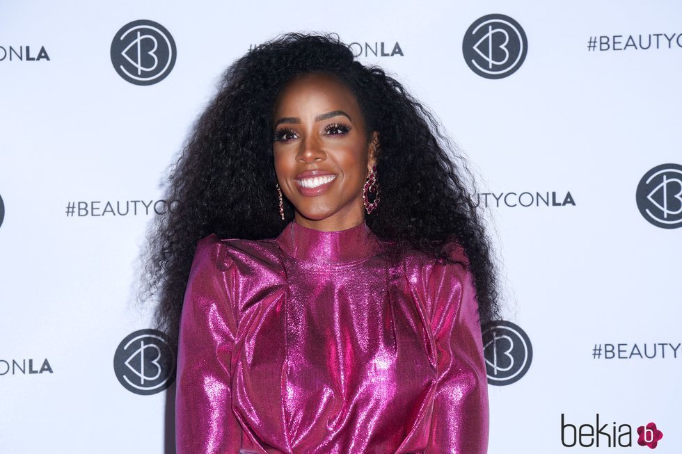 Kelly Rowland con exceso de iluminador en el Beautycon 2019