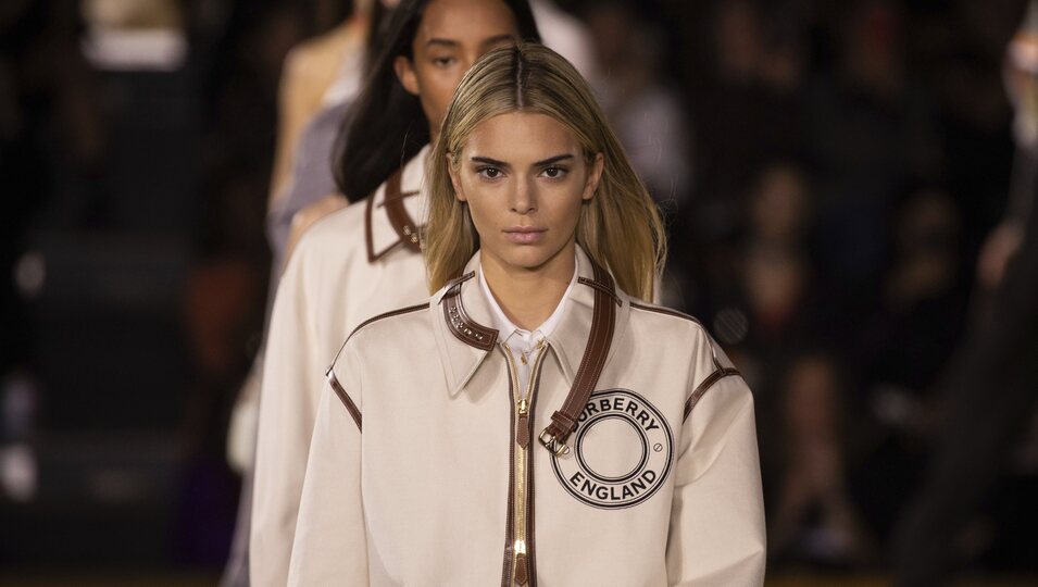 Kendall Jenner luce por primera vez dirty blonde hair en el desfile de Burberry primavera/verano 2021