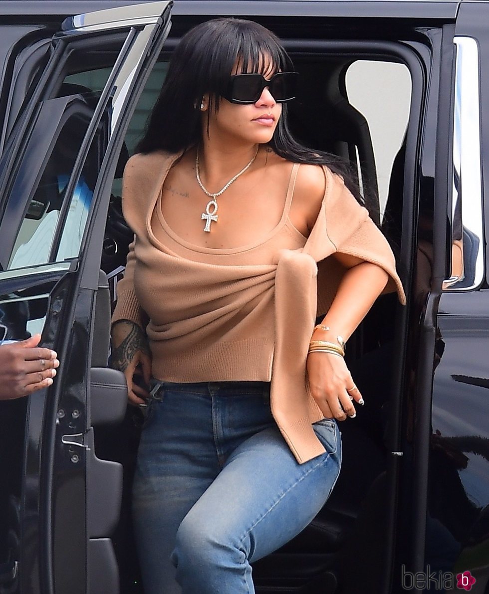 Rihanna vuelve al flequillo en un paseo por Nueva York
