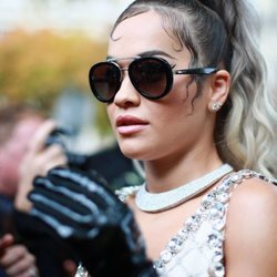 Rita Ora luce unos baby hairs súper engominados en Paris