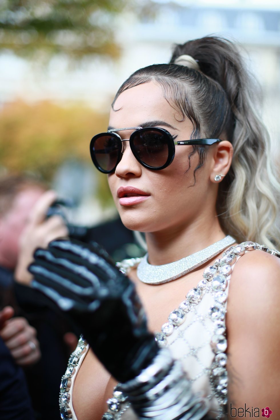 Rita Ora luce unos baby hairs súper engominados en Paris