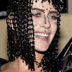 María León con peluca futurista de cuentas en el cumpleaños de Paco León