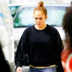 Jennifer Lopez con moño y sin maquillaje caminando en Nueva York