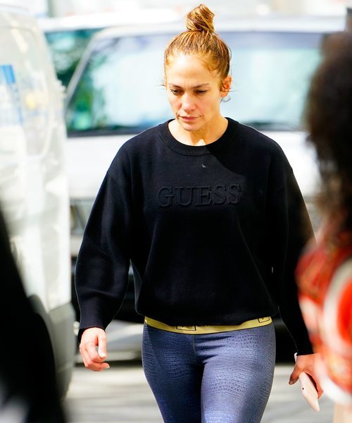 Jennifer Lopez con moño y sin maquillaje caminando en Nueva York