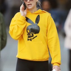 Jennifer Lawrence caminando por Nueva York con sudadera Playboy