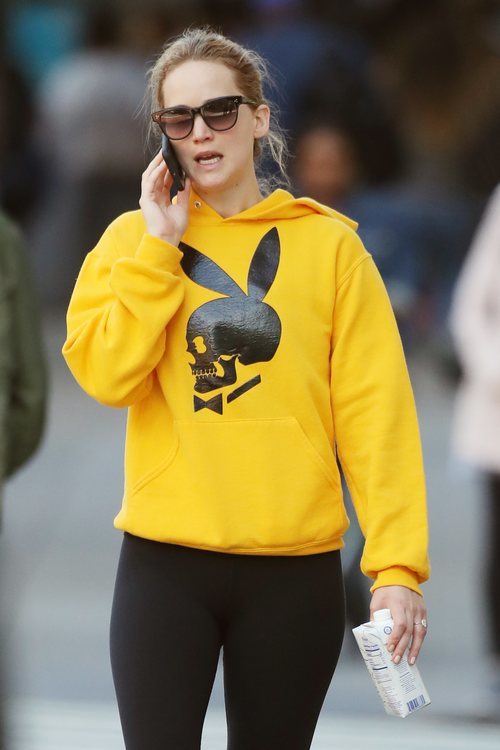 Jennifer Lawrence caminando por Nueva York con sudadera Playboy