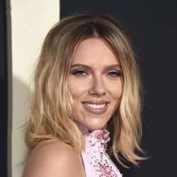 Scarlett Johansson con ondas despeinadas en el estreno de 'Jojo Rabbit' en Los Ángeles