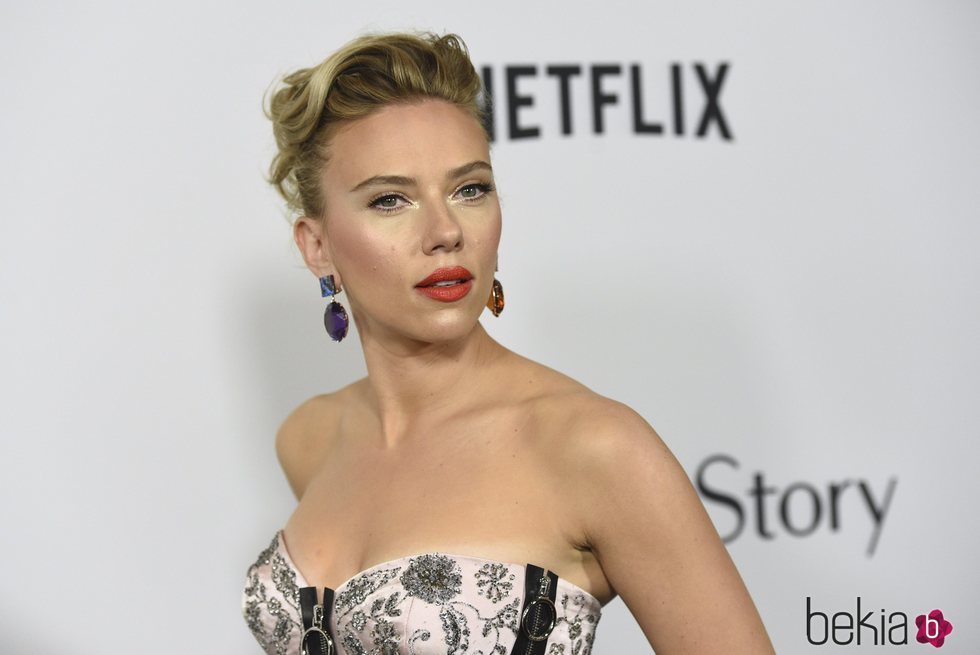 Scarlett Johansson con maquillaje elegante en la premiere de 'Marriage Story' en Los Ángeles