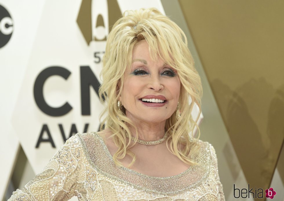Dolly Parton con un beauty look casero en los premios CMA 2019