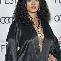 Rihanna con smokey eye en la premiere de 'Queen and Slim'