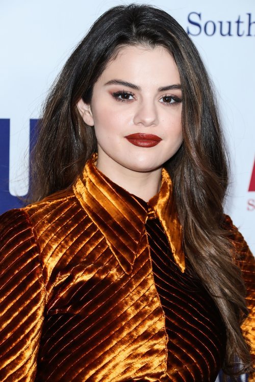 Selena Gomez con maquillaje burdeos durante la cena del Instituto Nacional de Defensa de Aclu 2019