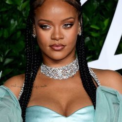 Rihanna con trenzas de raíz en los Fashion Awards 2019