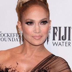 Jennifer Lopez con smokey eye y labial nude en los Gotham Awards 2019