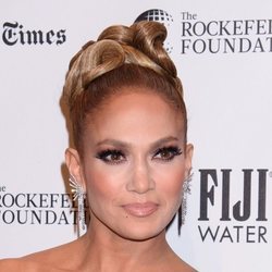 Jennifer Lopez con smokey eye y labial nude en los Gotham Awards 2019