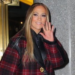 Jennifer Lopez con smokey eye y melena lisa en Nueva York