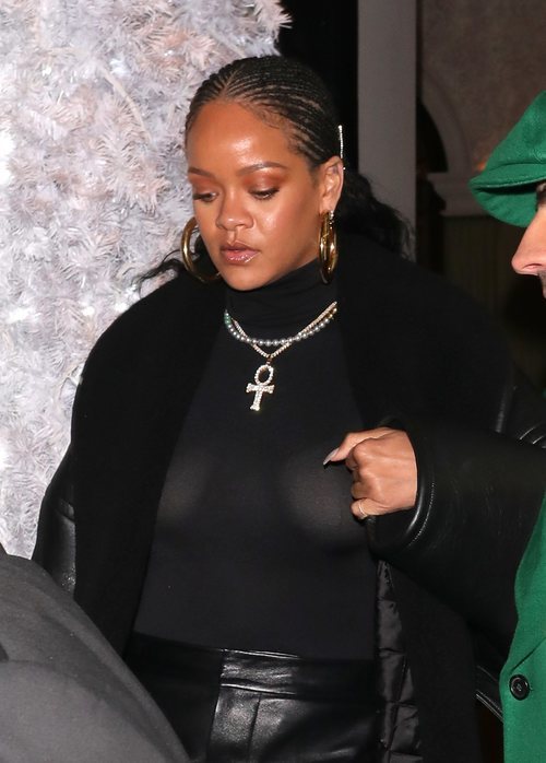 Rihanna con maquillaje y exceso de brillos en Londres