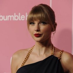 Taylor Swift con flequillo y labial rojo en los Premios 'Women in Music' 2019 de Billboard