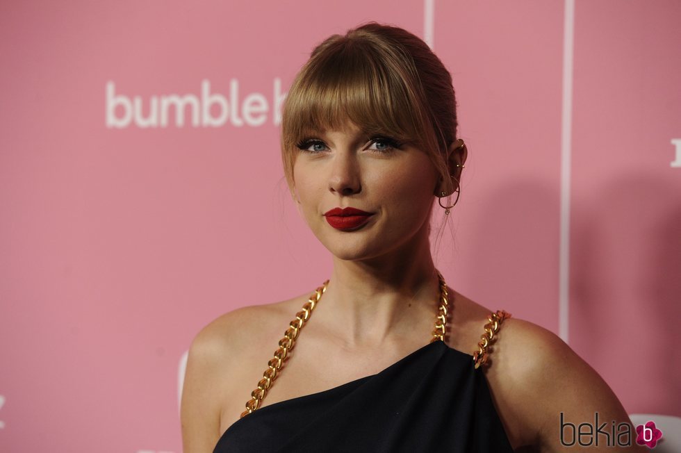 Taylor Swift con flequillo y labial rojo en los Premios 'Women in Music' 2019 de Billboard