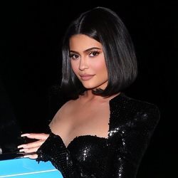 Kylie Jenner con maquillaje ideal y contouring marcado en Los Ángeles