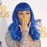Katy Perry con el pelo azul y las uñas amarillas