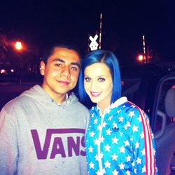 Katy Perry, con el pelo azul, se hace una foto con un admirador
