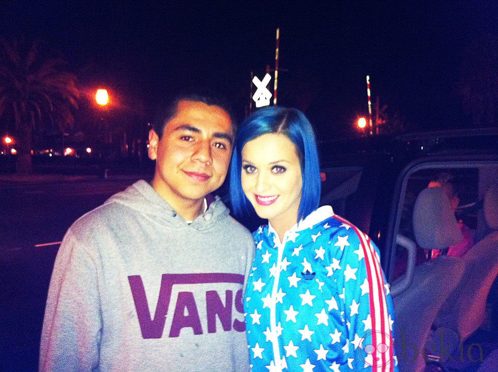Katy Perry, con el pelo azul, se hace una foto con un admirador