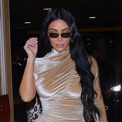 Kim Kardashian con extensiones y gafas de sol en Nueva York