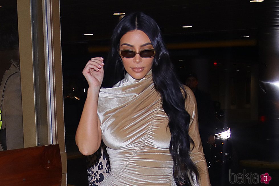 Kim Kardashian con extensiones y gafas de sol en Nueva York