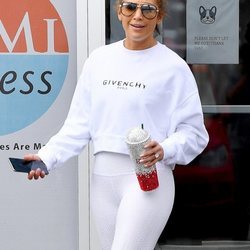 Jennifer Lopez con recogido messy saliendo del gimnasio en Los Ángeles
