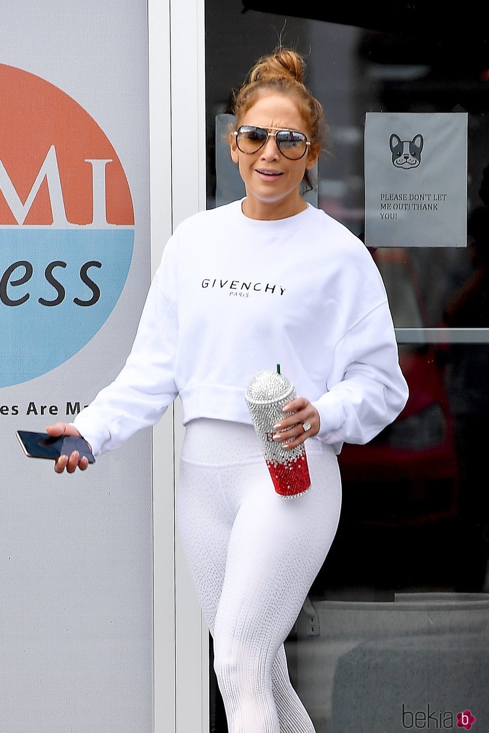 Jennifer Lopez con recogido messy saliendo del gimnasio en Los Ángeles