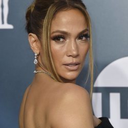 Jennifer Lopez con un beauty look effortless en los premios SAG 2020