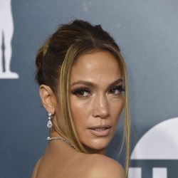 Jennifer Lopez con un beauty look effortless en los premios SAG 2020