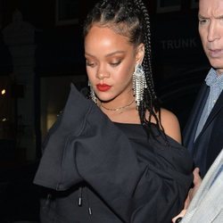 Rihanna con un beauty look en tonos marrones y rojos