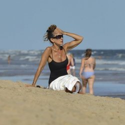 Sarah Jessica Parker con un moño alto y rápido en la playa