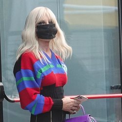 Donatella Versace apuesta por el smokey eyes